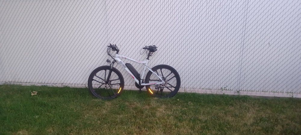 GOTRAX Electric Bike White E-Bike with Integrated Battery, Disc Brakes, All-Terrain Tires