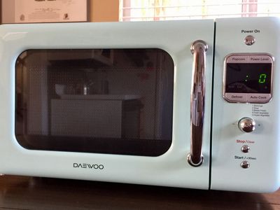 Daewoo KOR-7LREM Retro Countertop Microwave, Mint Green