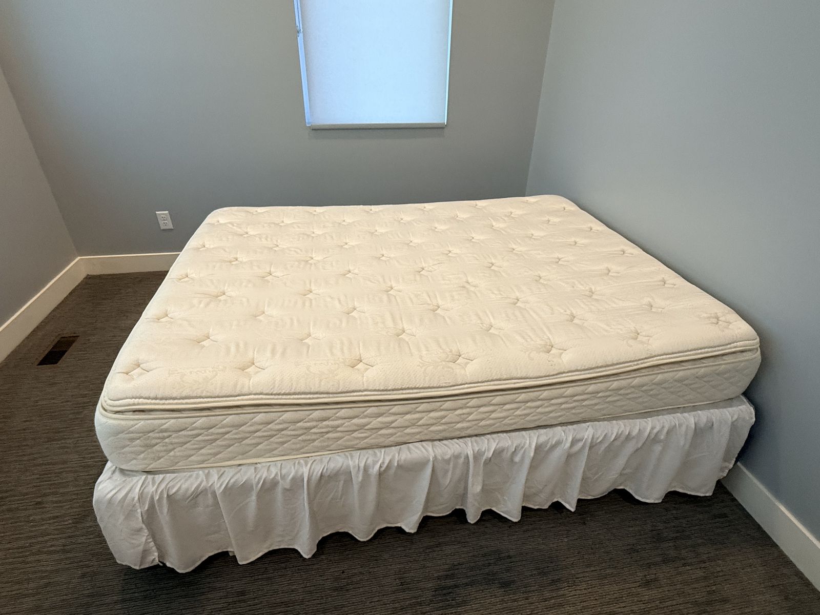 Queen Mattress + Boxspring + Basic Metal Frame ￼
