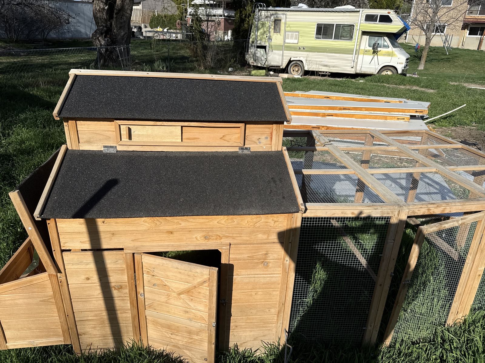 Chicken Coop with Run/Gallinero con corral