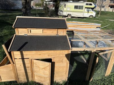 Chicken Coop with Run/Gallinero con corral