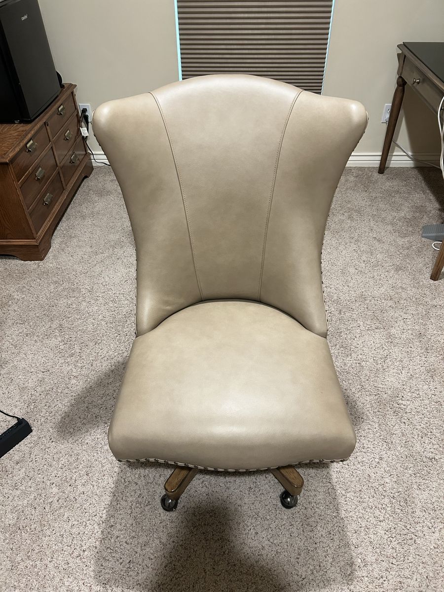Great Condition Hooker Lynn Swivel Tilt Chair