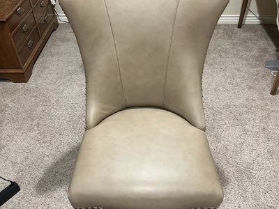 Great Condition Hooker Lynn Swivel Tilt Chair