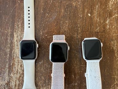 Apple Watch - Three Apple Watches - 40mm SE gen 2