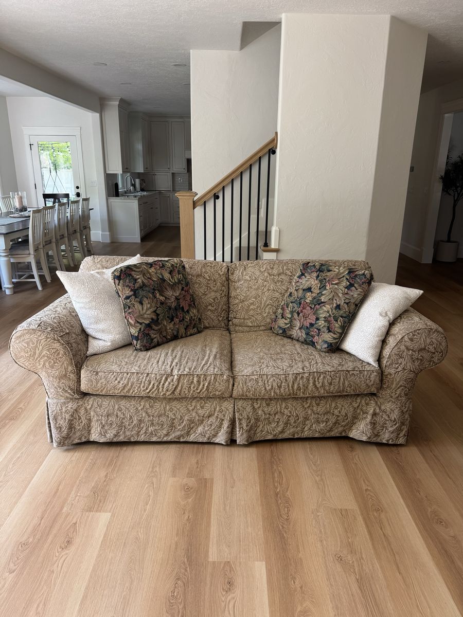 Broyhill Tapestry Sofa – Like New, Pillows Included