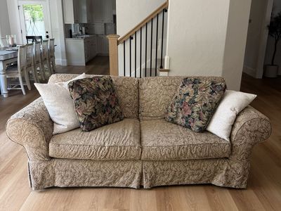 Broyhill Tapestry Sofa – Like New, Pillows Included
