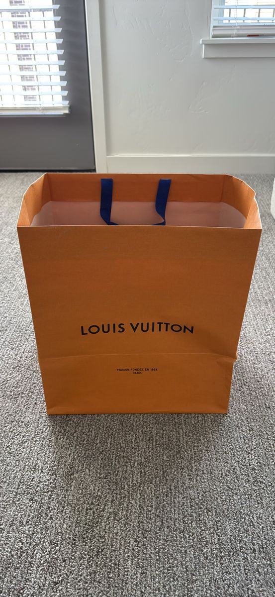Brand new Authentic Louis Vuitton Holiday Limited Edition Shopping Bag and Box Set Size 11-12