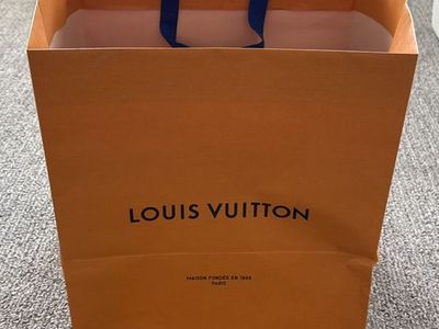 Brand new Authentic Louis Vuitton Holiday Limited Edition Shopping Bag and Box Set Size 11-12