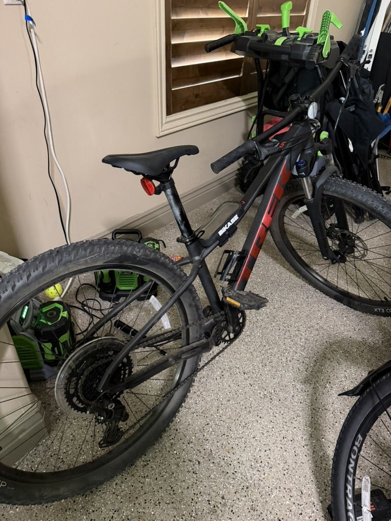 Trek Marlin hardtail mountain bile excellent condi