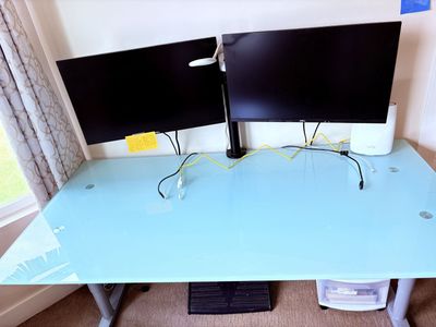 Glass adjustsble table
