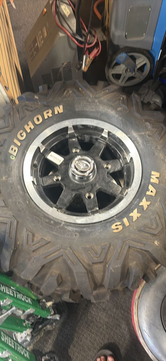 Rims and tires for razor