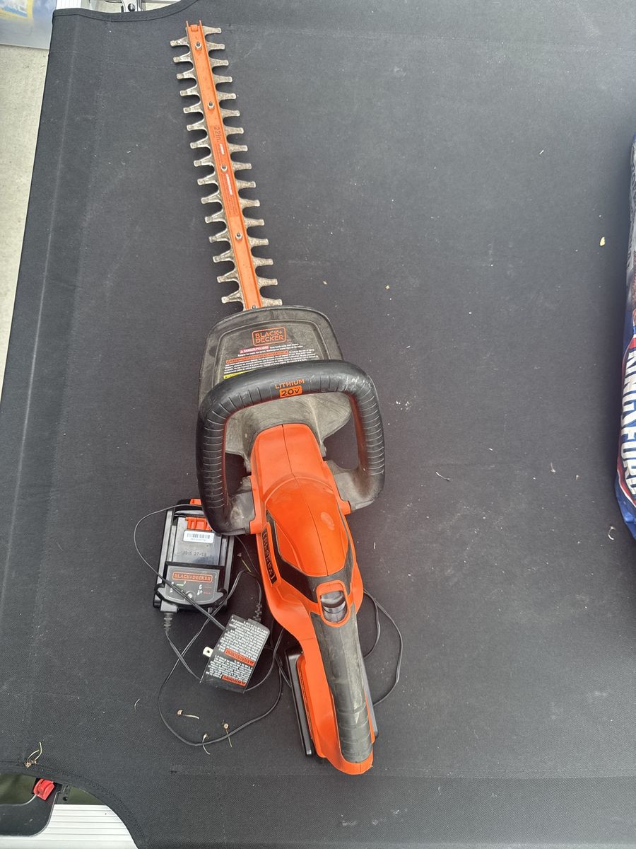 BLACK+DECKER LHT2220 20V MAX Lithium Ion 22" Cordless Hedge Trimmer with Charger