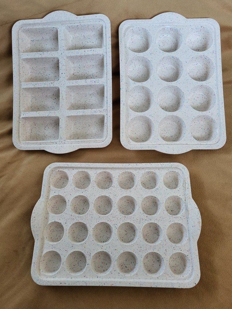 **3 NEW SILICONE BAKING PANS**