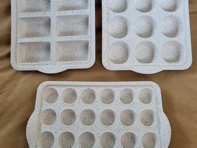 **3 NEW SILICONE BAKING PANS**