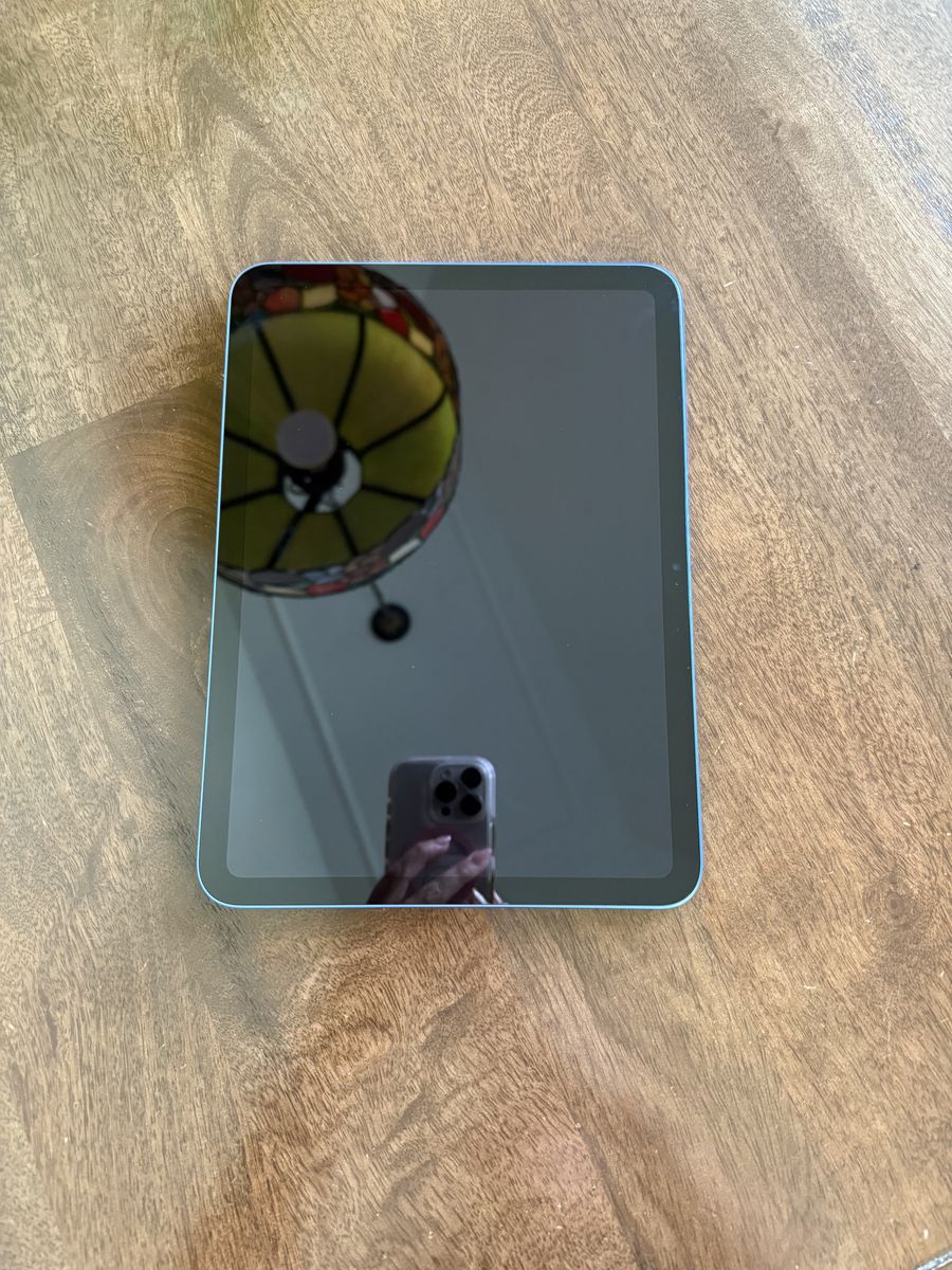 iPad A16 128GB + Keyboard Case + Stylus