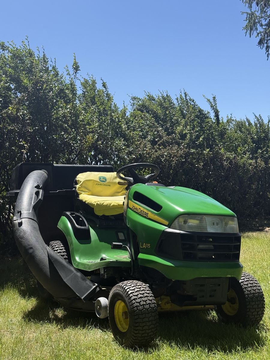 Deere John LA115 Riding Lawn Mower