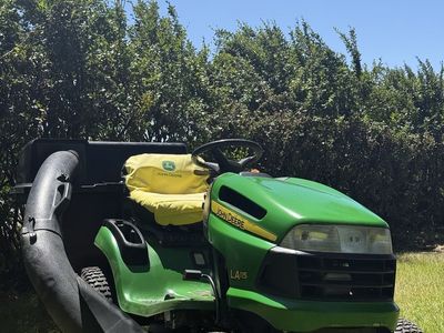 Deere John LA115 Riding Lawn Mower