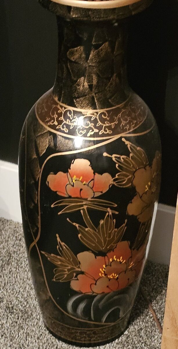 2 Beautiful Decorative Vases