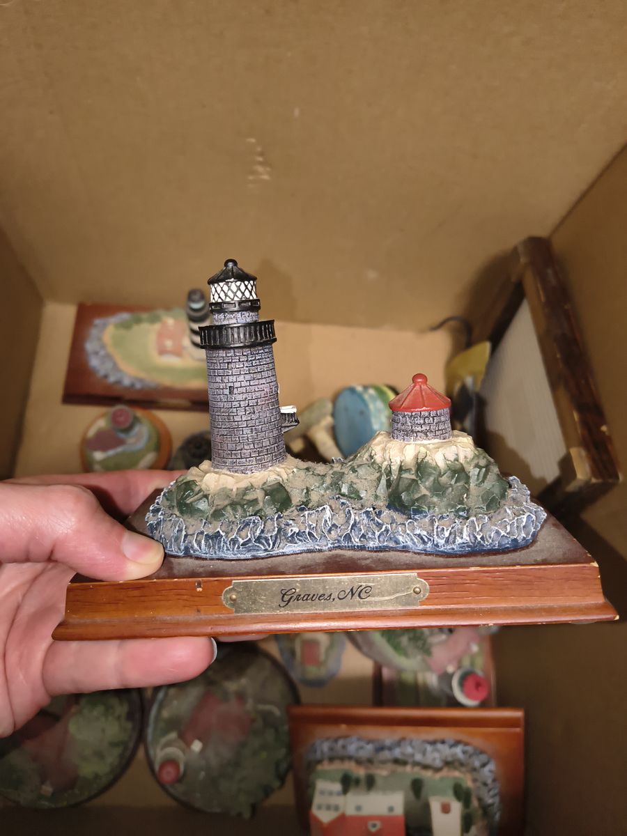Box of 17 Lighthouse figurines, miniature lighthouses