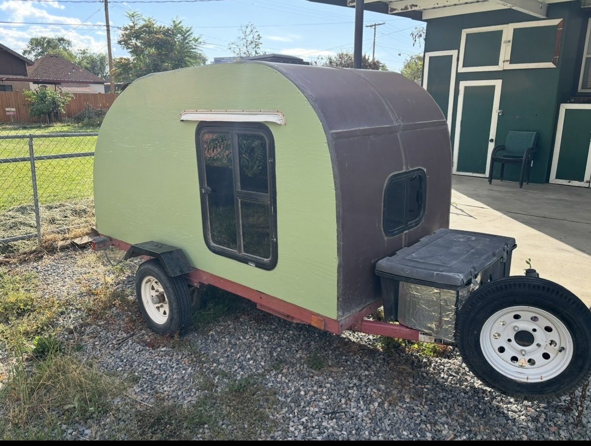 Teardrop camp trailer