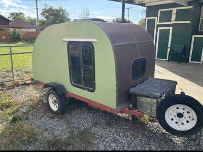 Teardrop camp trailer