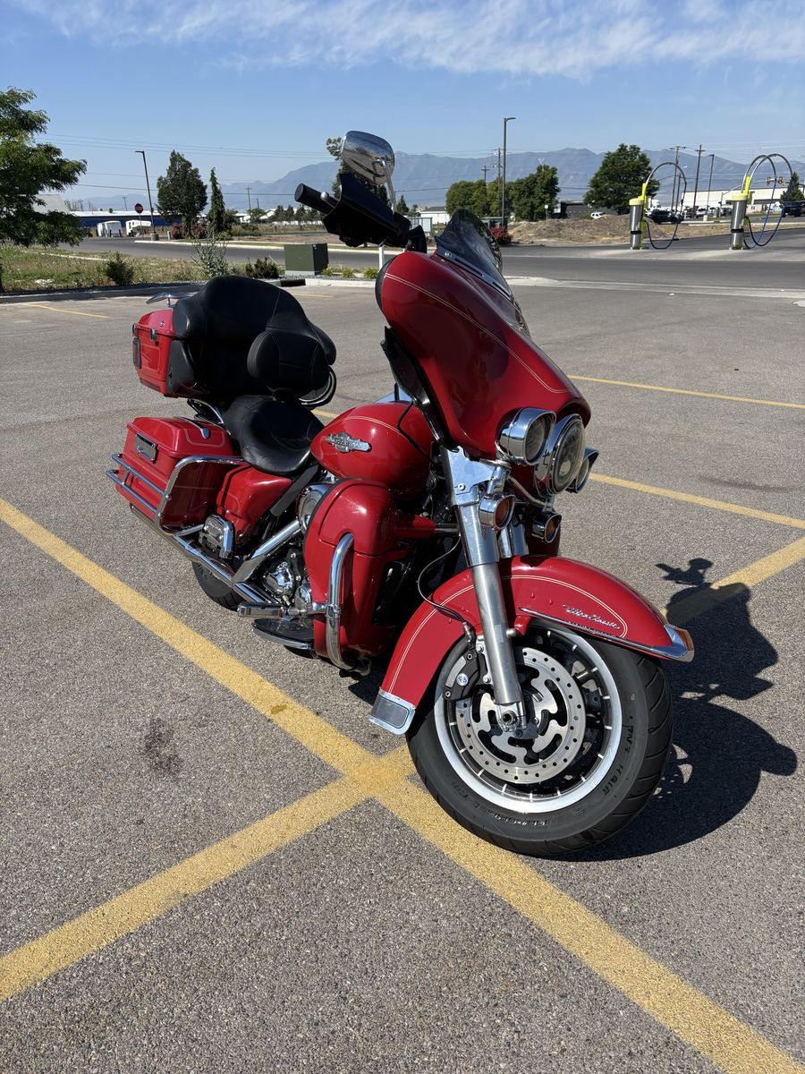 2008 Harley-Davidson FLHTCU Ultra Classic Electra Glide Touring Bike
