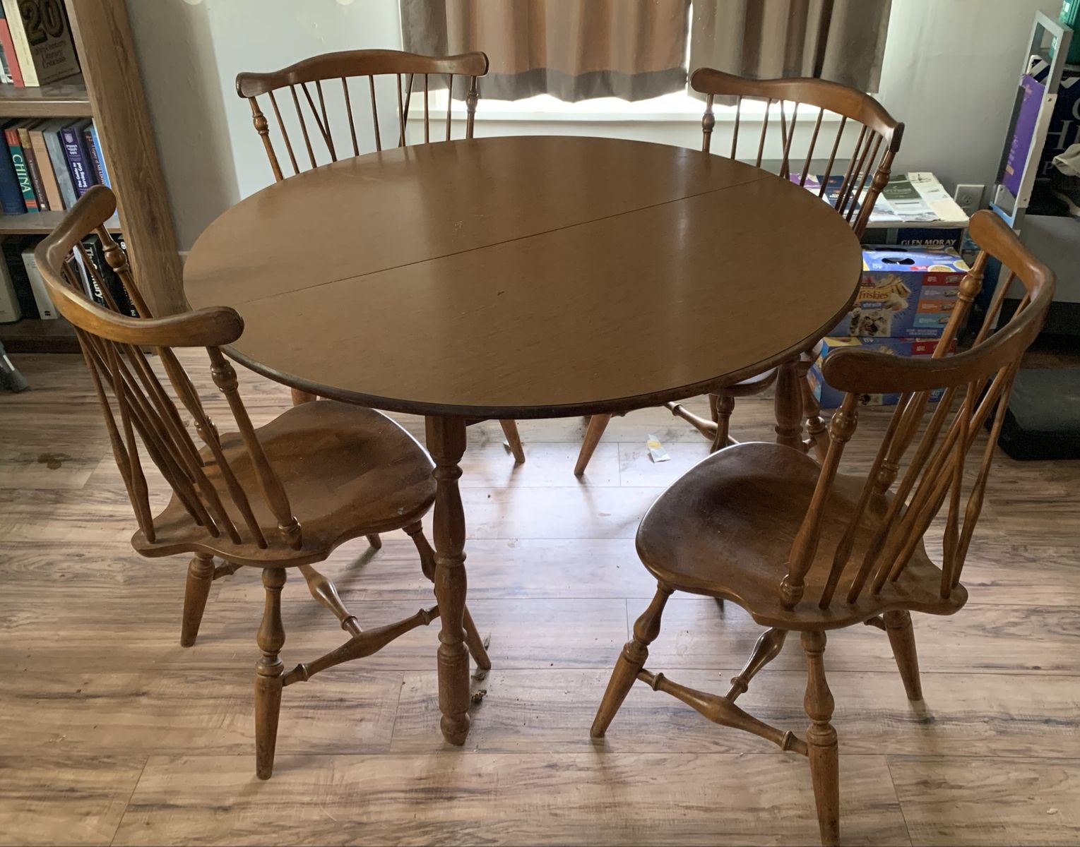 Dining room table set (easy to move)