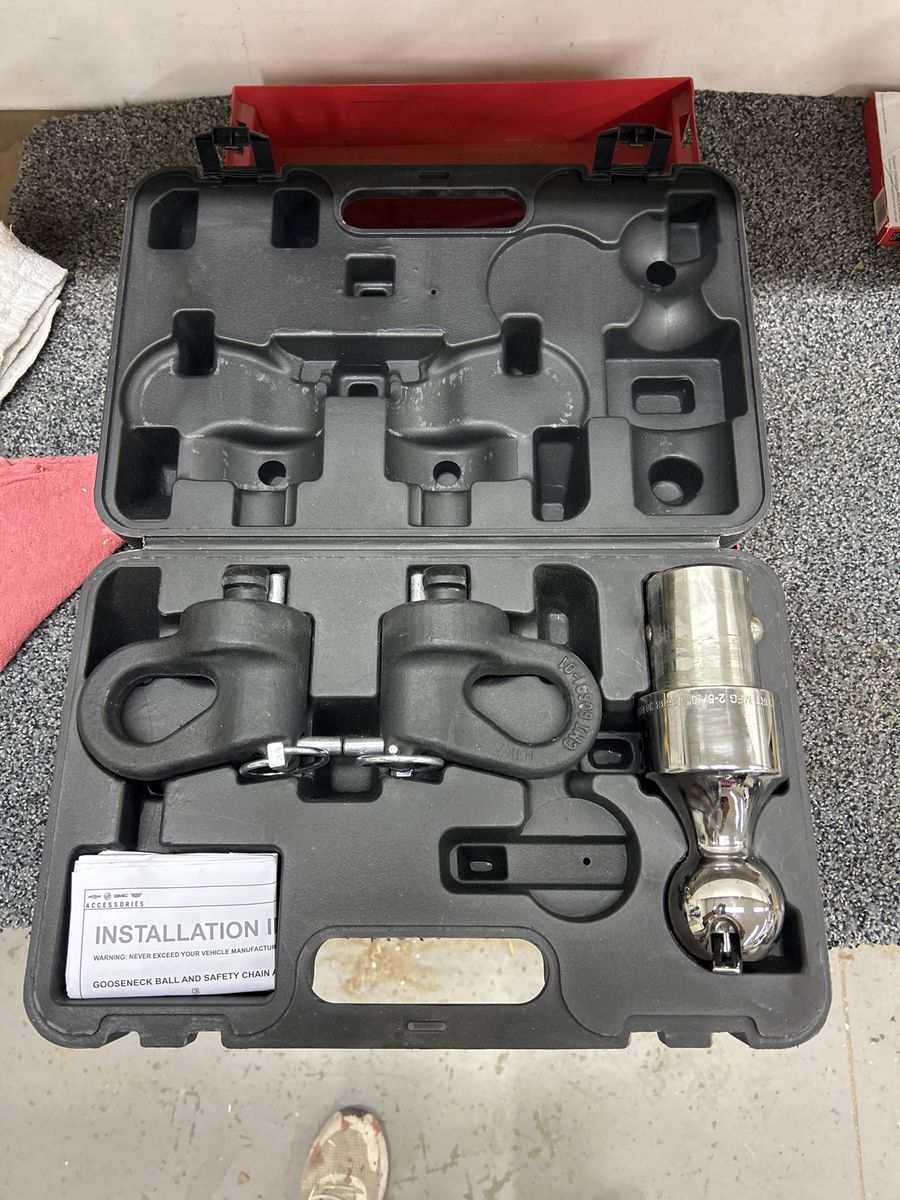 Chevy 1-Ton Gooseneck Ball & Safety Chain Kit 2-5/16" (2025-2026)