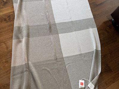 NEW with tags Sunbrella indoor outdoor throw thick well made! New on Sunbrella $299