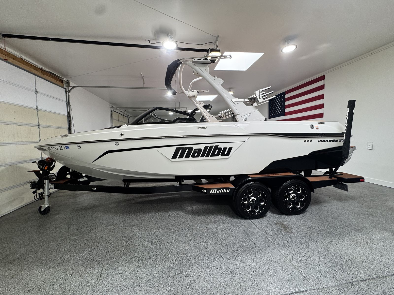 2023 Malibu 23 LSV