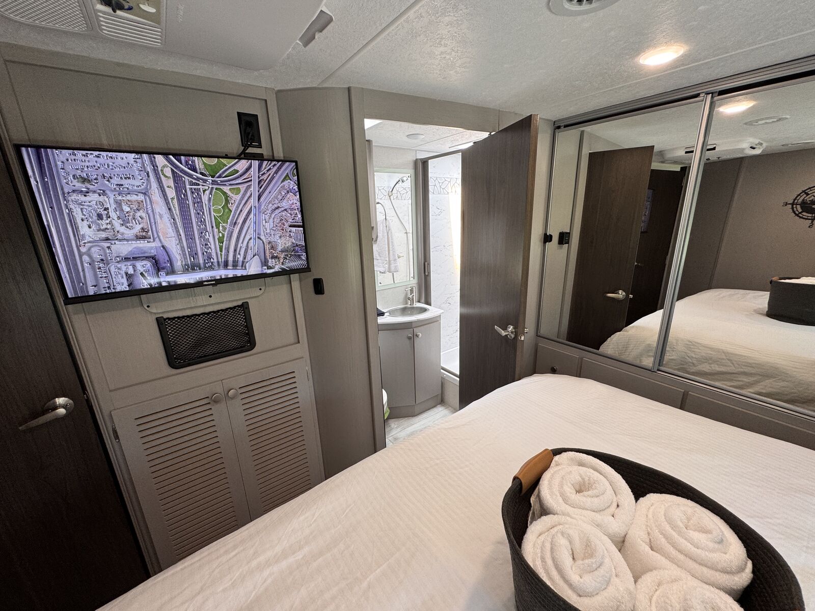 Coachmen 29KB Motorhome- fully stocked- KING bed- Washer/Dryer- for rent