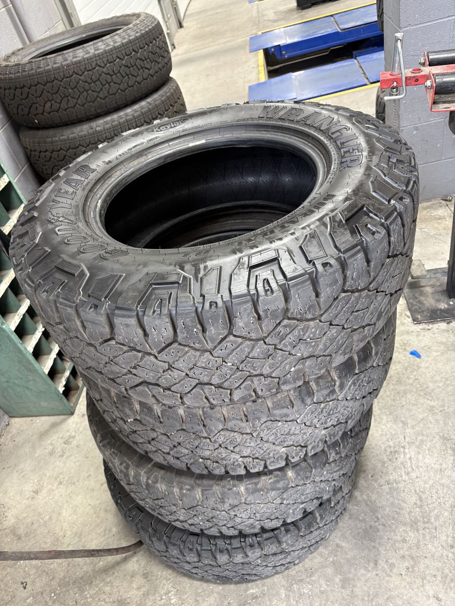 Goodyear Wrangler Duratrac RT LT265/70R17
