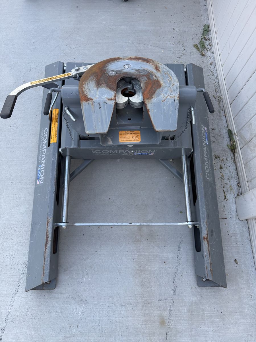Fifth wheel sliding hitch