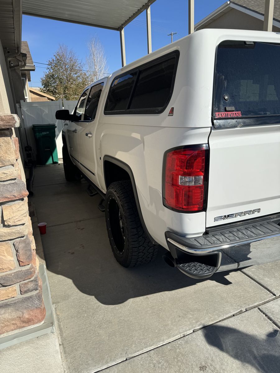 LEER 100XR Summit White Topper - Silverado/Sierra 1500 5’8” Bed