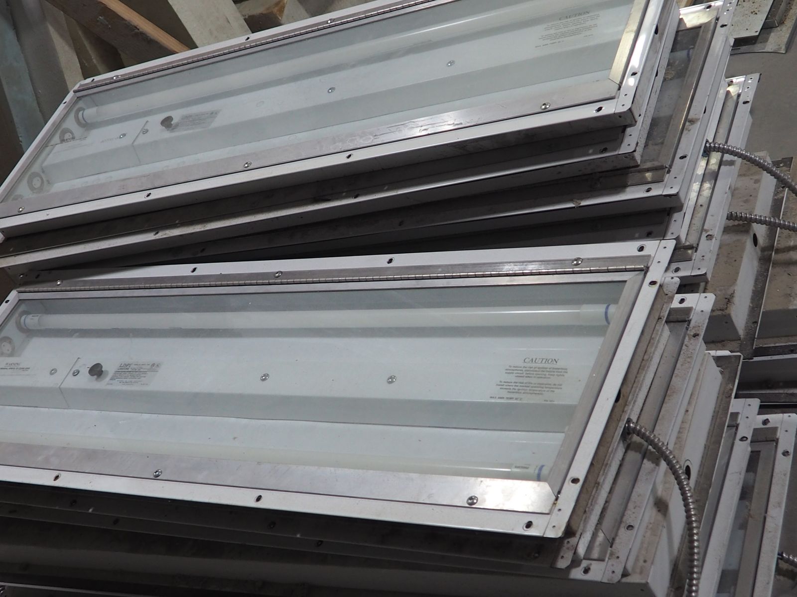 Fluorescent light fixtures