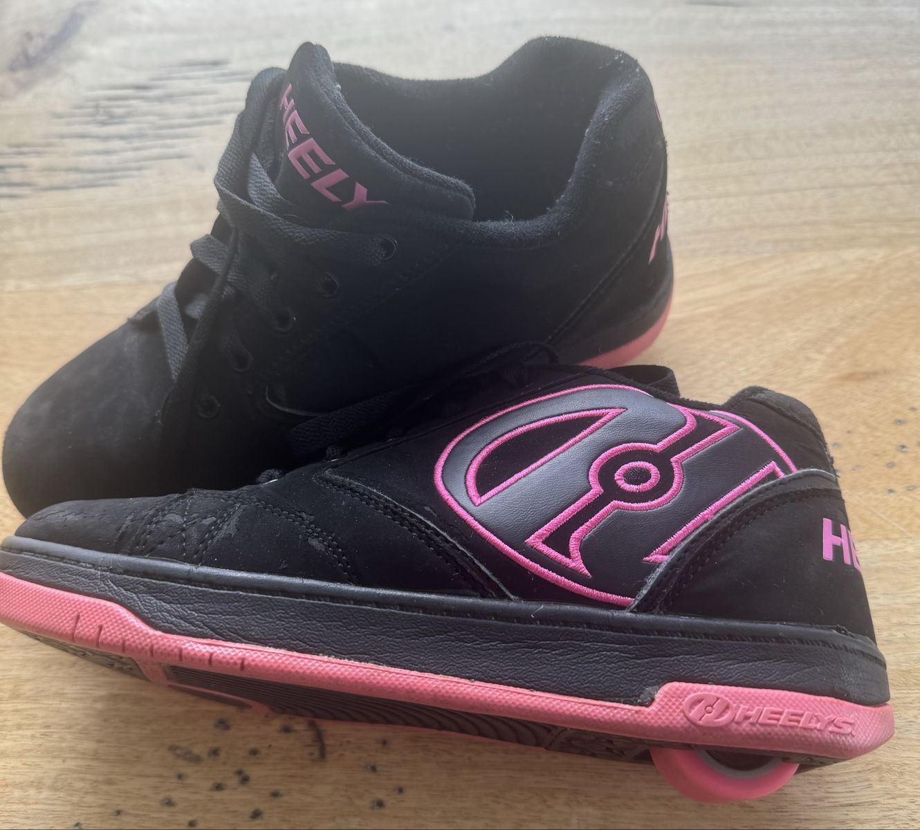 Heelys Black and Pink Roller Shoes Sneakers Size Youth 6 / Women 7