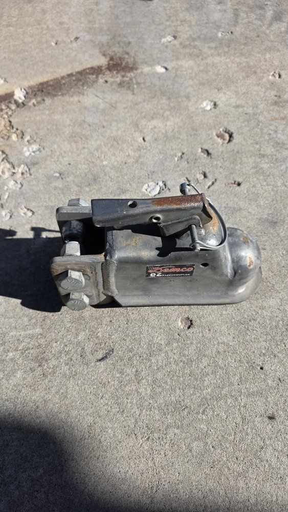 Demco EZ Latch Coupler - Trailer Hitch, Used GVWR 20,000 LBS