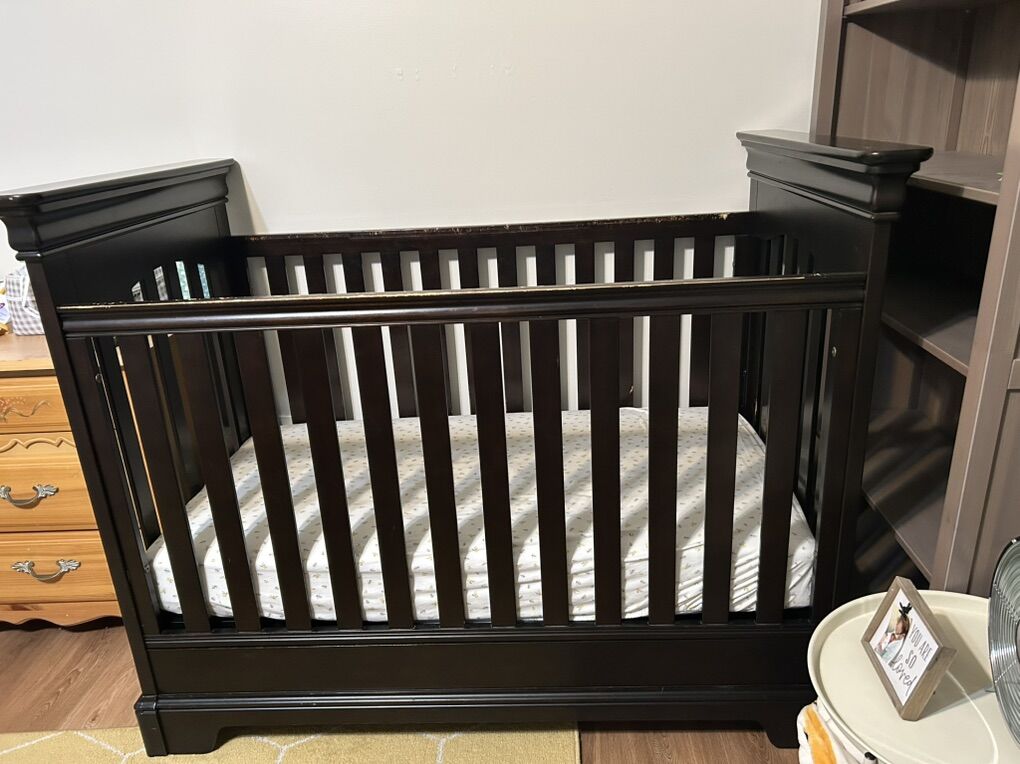 Baby/toddler crib + mattress