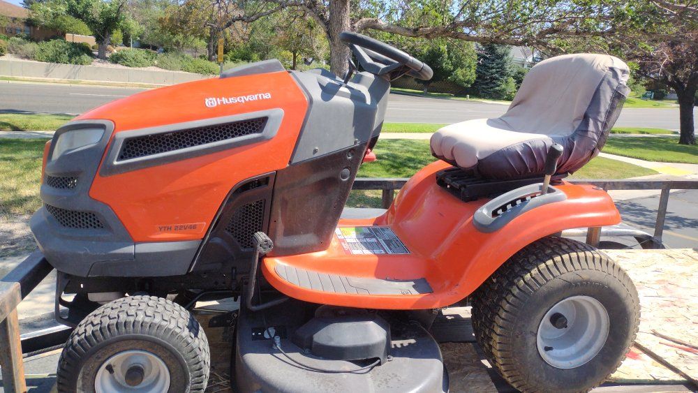 Husqvarna YTH22V46 46-Inch 22 HP V-Twin Hydrostatic Riding Lawn Tractor does not drive 

Everything is working correctly but doe