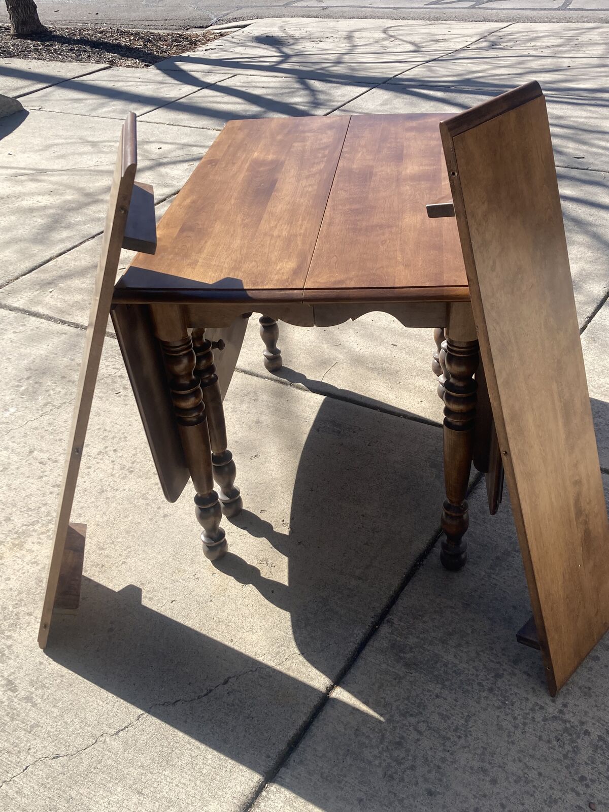 Drop leaf table