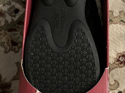 Dearfoams WC411 Women's Black Multi-Density Cushioning Slippers, Size 8 - New in Box