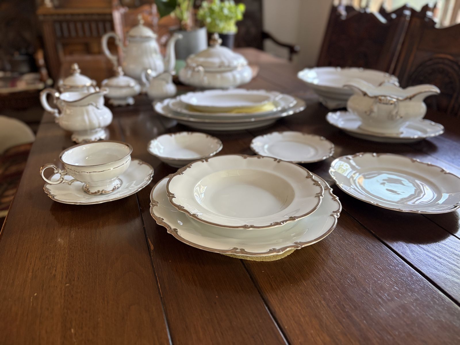 92-Piece Hutschenreuther Bavaria Sylvia 8045 China Service for 12 + Serving Pcs
