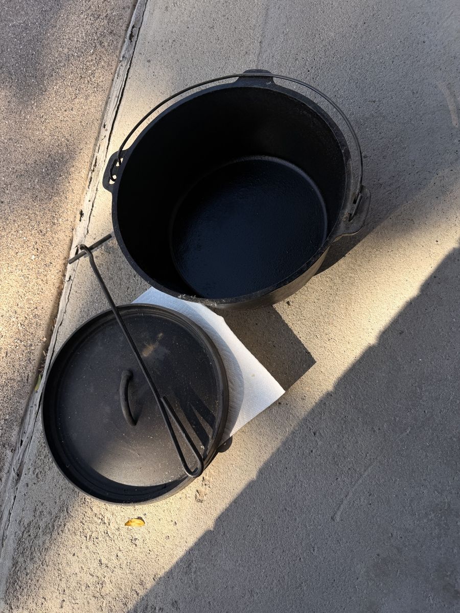 Cast Iron Camping Dutch Oven with Lid and Lifter Hook