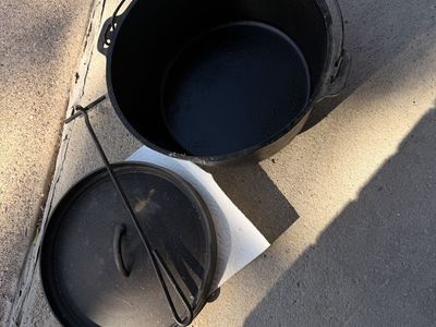 Cast Iron Camping Dutch Oven with Lid and Lifter Hook