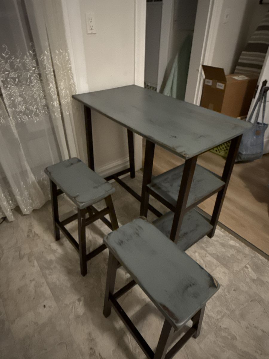Tall table with two high barstools