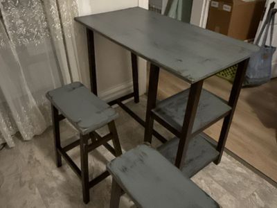 Tall table with two high barstools