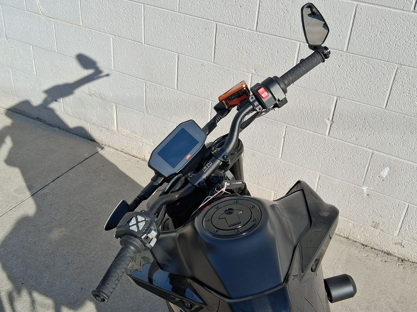 Main image 6