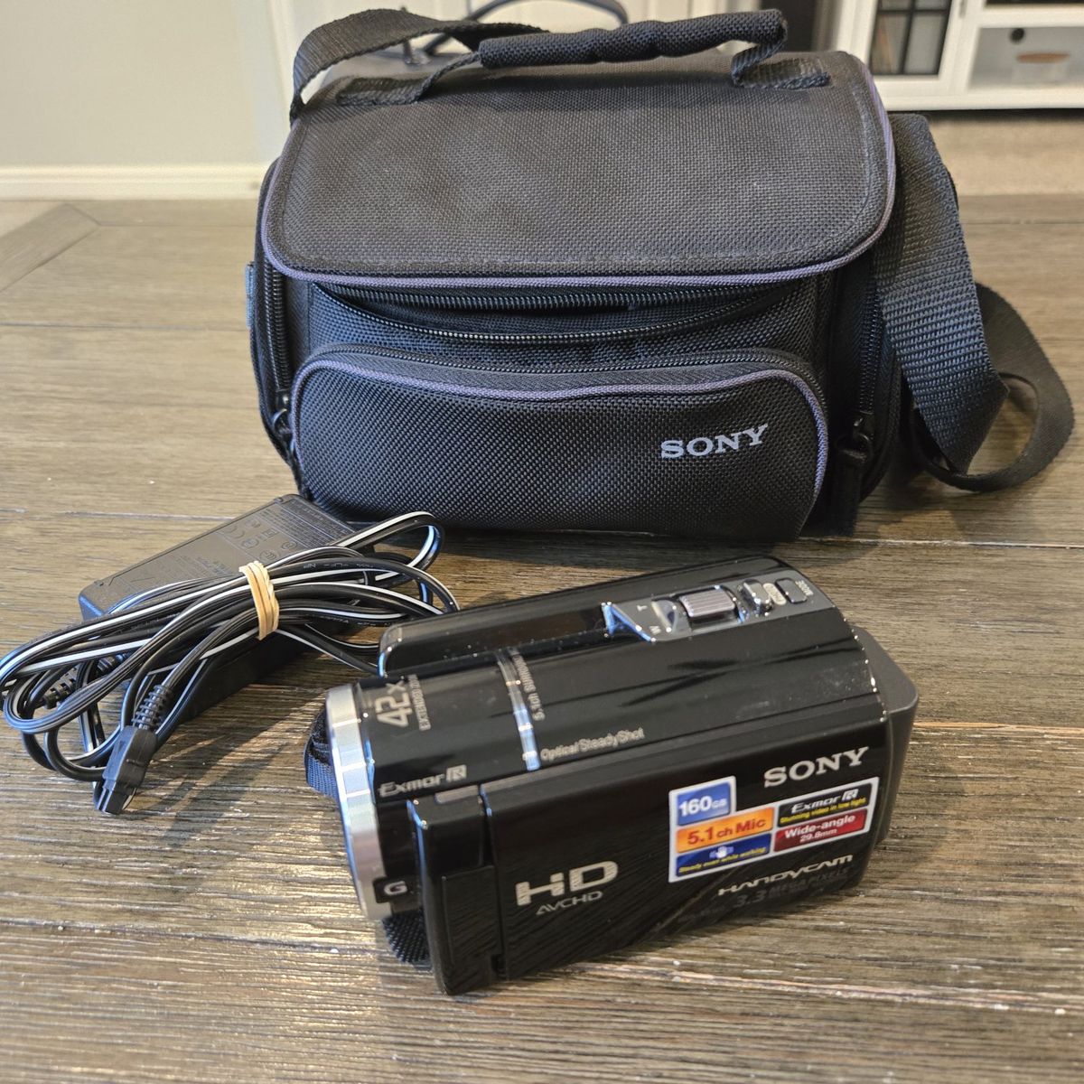 NEAR NEW Sony Handycam HDR-CX160 HD AVCHD Camcorder with 160GB Storage and Carry Bag