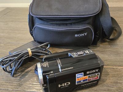 NEAR NEW Sony Handycam HDR-CX160 HD AVCHD Camcorder with 160GB Storage and Carry Bag