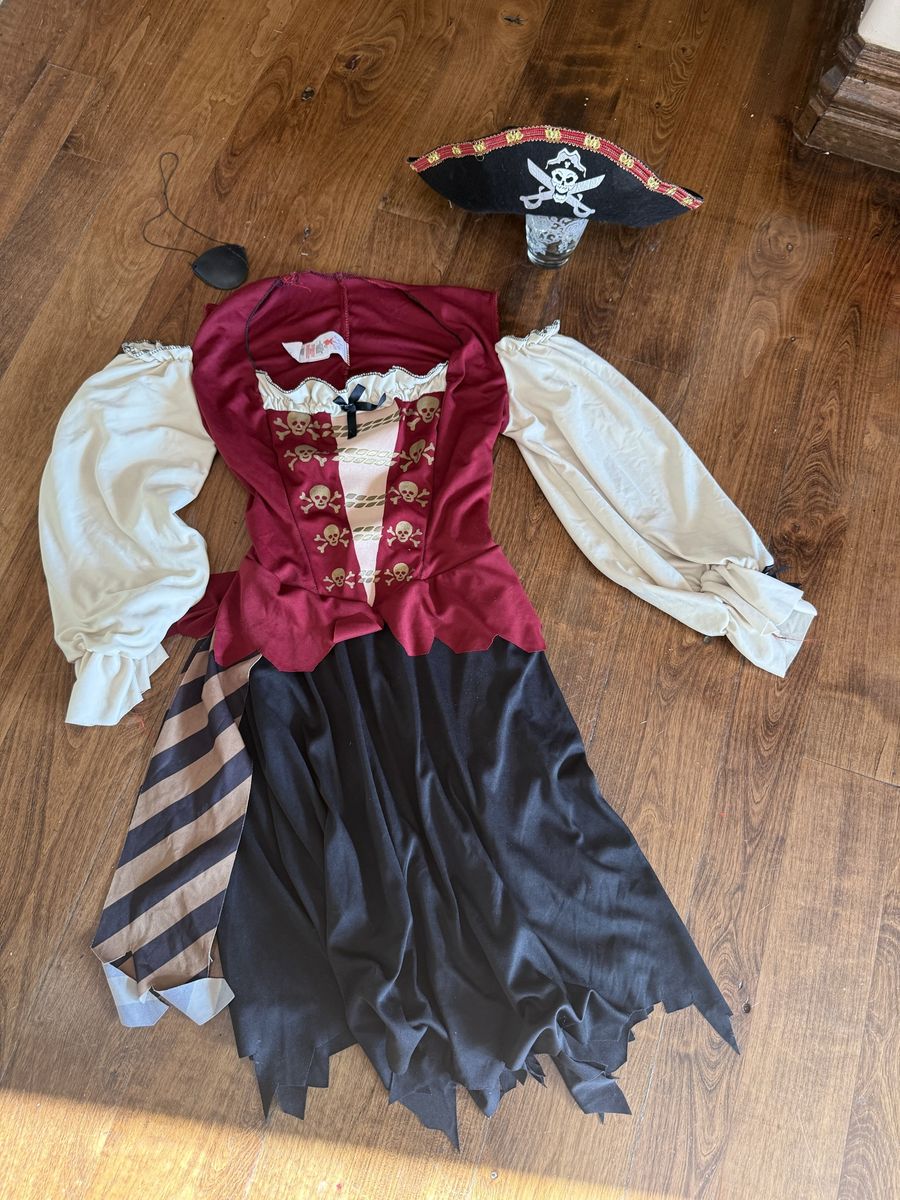Adult pirate costume size medium fits more like a small